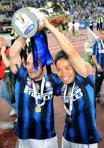 サッカーイタリア杯で２季連続７度目の優勝を果たし、カップを掲げて喜ぶインテル・ミラノの長友（右）とスナイダー