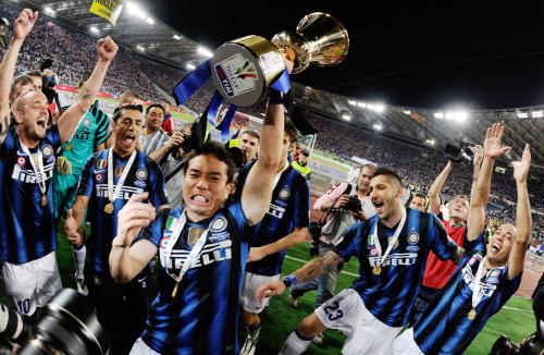 サッカーイタリア杯決勝でパレルモを下し、２季連続７度目の優勝を果たし、カップを掲げて喜ぶインテル・ミラノの長友佑都（左から３人目）ら