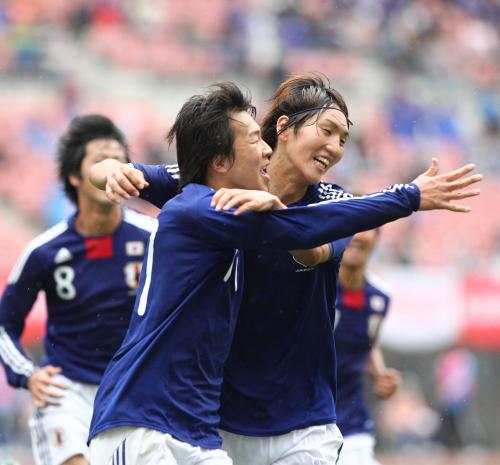 ＜日本・オーストラリア＞前半、１点目のゴールを決めた永井（左）は原口と抱き合い歓喜する