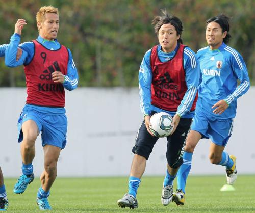 ボールを手で持つ練習をする（左から）本田、遠藤、柴崎