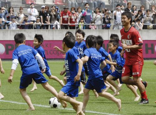 被災した茨城県内の子どもたちとサッカーをする鹿島の小笠原