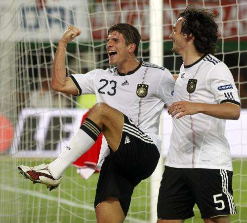 ＜ドイツ・オーストリア＞ゴールを挙げて喜ぶドイツのゴメス（左）