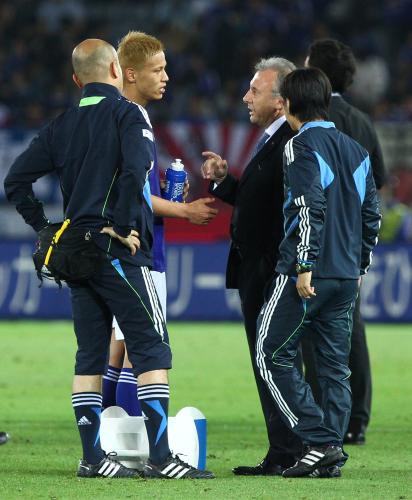 ＜日本・チェコ＞試合後、ピッチ上でザッケローニ監督（右）と話し合う本田