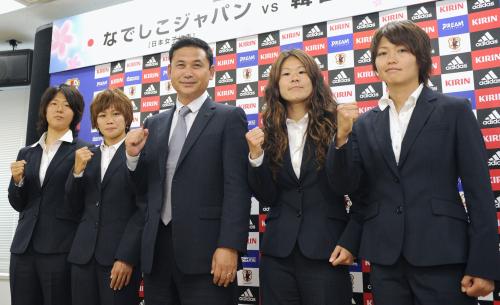 代表発表の記者会見後、ポーズをとる（左から）永里、川澄、佐々木監督、沢、安藤