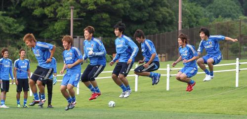 ＜Ｕ－２２日本代表・練習＞大縄跳びをする（左から）山本、山崎、権田、山村、酒井宏、鈴木、永井