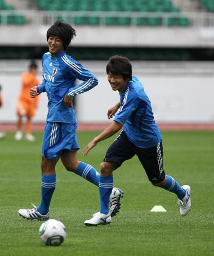 笑顔でボールを追いかける山村（左）と永井