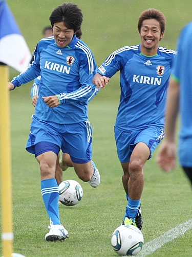 笑顔でボールを追いかける永井（左）と清武