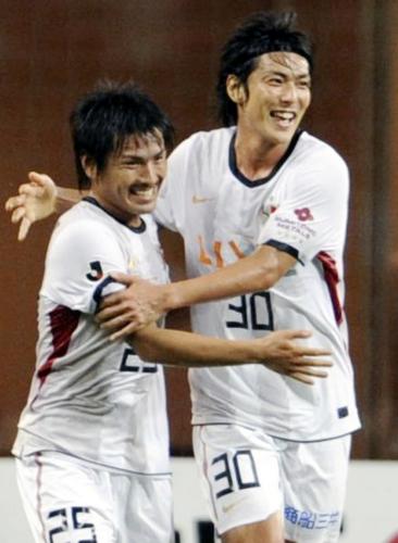 ＜神戸・鹿島＞前半、先制ゴールを決め、遠藤（左）と抱き合う鹿島・田代