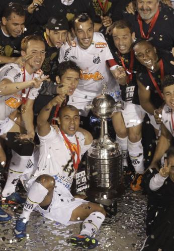 ４８年ぶりに南米クラブ王者となったサントスの選手たちは、優勝トロフィーを囲んで大喜び