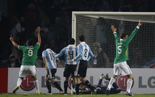 ＜アルゼンチン・ボリビア＞後半、先制ゴールを喜ぶボリビアの選手たち