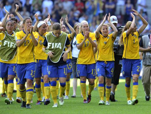 ＜スウェーデン・オーストラリア＞４強進出を決め喜ぶスウェーデンの選手たち
