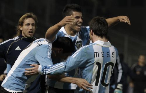 ＜アルゼンチン・コスタリカ＞ゴールを決めてメッシ（右）に抱きつくアグエロ