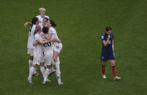 ＜米国・フランス＞決勝進出を喜ぶ米国の選手（左）と、ガックリするフランスの選手