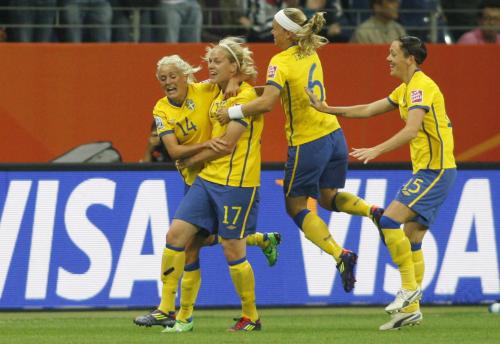 ＜日本・スウェーデン＞先制ゴールを決め、喜ぶエクビスト（左）とスウェーデンイレブン