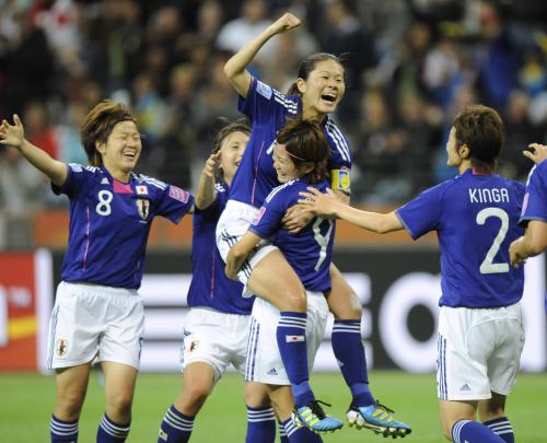 ＜日本・スウェーデン＞後半、勝ち越しゴールを決めガッツポーズの沢（中央上）と喜ぶ日本イレブン