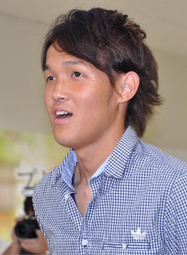 ドイツへの出発を前に抱負を語るサッカー男子日本代表ＦＷの宇佐美貴史