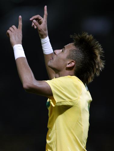 ＜ブラジル・コロンビア＞ゴールを決めたネイマールは天に向かって人差し指を突き上げる