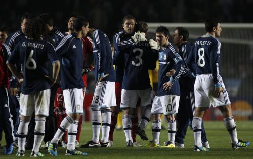 まさかの敗戦に肩を落とすメッシ（右から３人目）らアルゼンチンイレブン