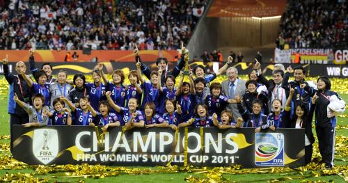 サッカー女子Ｗ杯決勝で米国を破り初優勝、笑顔で記念写真に納まる日本イレブン