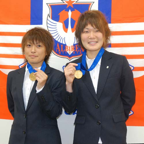 女子Ｗ杯優勝報告会で金メダルを手に笑顔を見せる上尾野辺（左）と阪口