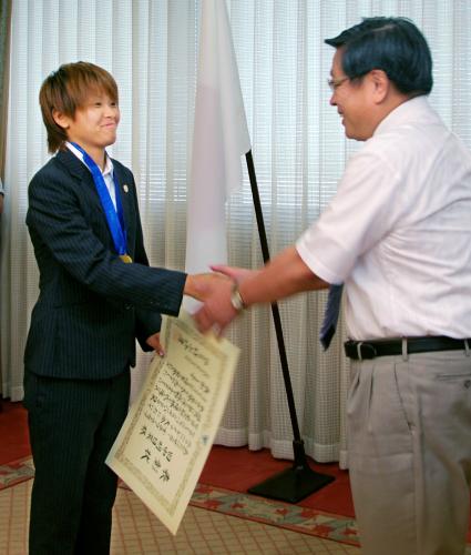 堺市の竹山修身市長（右）から表彰を受ける「なでしこジャパン」の田中明日菜選手
