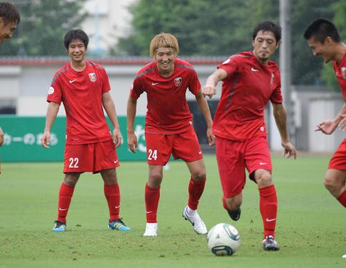 笑顔で練習をこなす山田直、原口（左から）