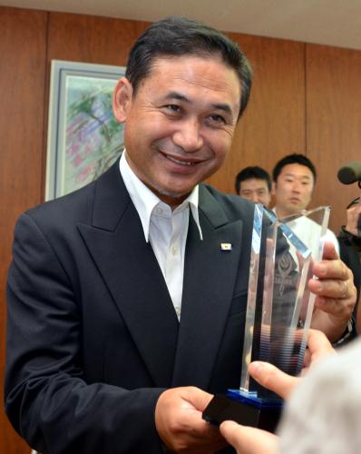 山形県スポーツ大賞のトロフィーを手にする「なでしこジャパン」の佐々木監督