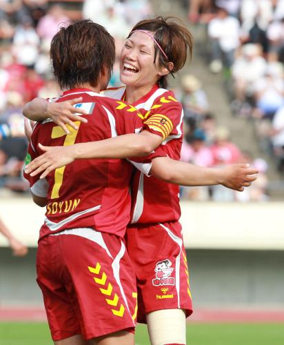 ＜ＩＮＡＣ神戸・岡山湯郷＞後半２５分、この日２点目のゴールを決めたＩＮＡＣ神戸・池笑然（左）を祝福する川澄