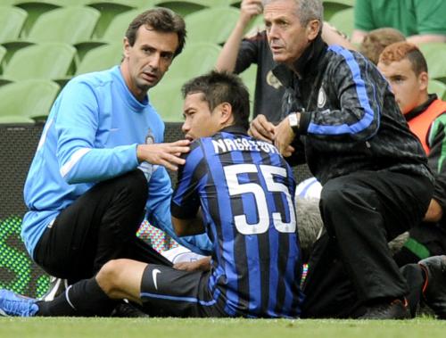 セルティックとの親善試合で、右肩を負傷したインテル・ミラノの長友（５５）