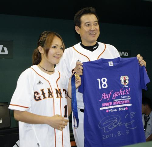 記念写真に納まるサッカー女子日本代表の丸山桂里奈選手（左）と巨人・原監督