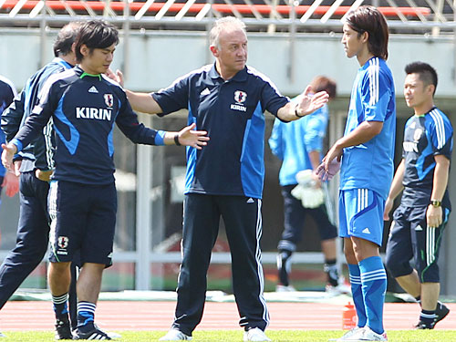 ＜日本代表・札幌大＞練習試合の前半終了後、西（右）に直接指導するザッケローニ監督