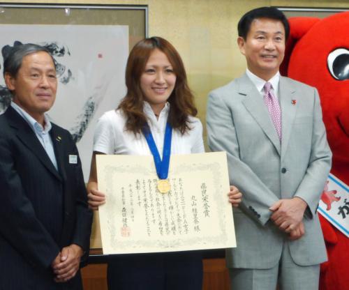 千葉県から県民栄誉賞を授与された「なでしこジャパン」の丸山桂里奈選手。右は森田知事