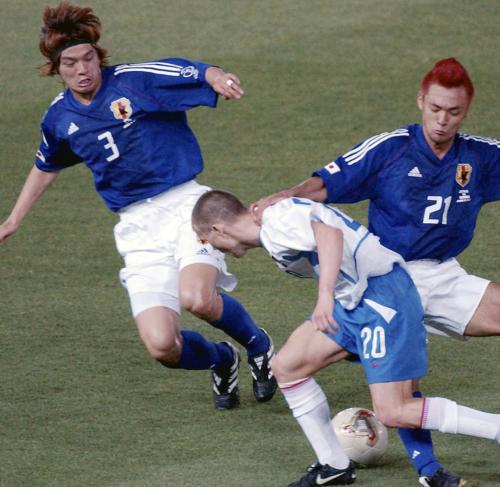 ２００２年６月、サッカーＷ杯日韓大会のロシア戦で相手選手をマークする松田直樹選手（左）