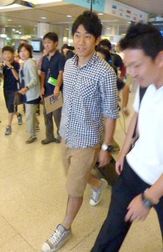 新千歳空港に到着したサッカー日本代表の香川真司