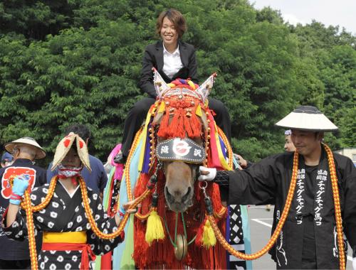 「チャグチャグ馬コ」の装束をまとった馬に乗る「なでしこジャパン」の岩清水梓