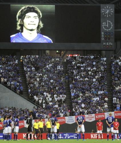 試合前に松田直樹さんを追悼し、黙とうをささげる日本、韓国両イレブン