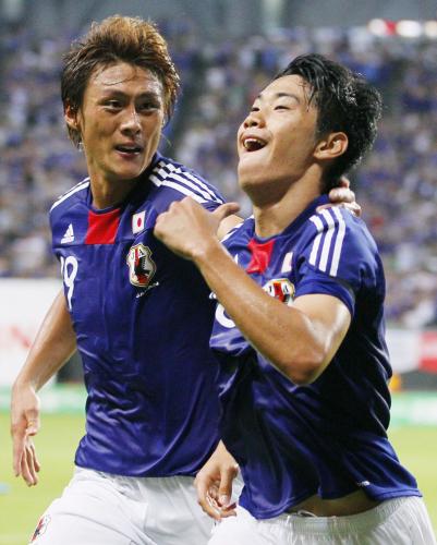 サッカー国際親善試合の韓国戦で、先制ゴールを決め喜ぶ香川（右）と祝福する李