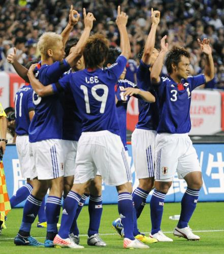 ＜日本―韓国＞国際親善試合の韓国戦で本田（左端）のゴール後に、天に向かって指を突き上げる日本イレブン