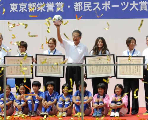 東京都栄誉賞などを授与された、サッカー女子日本代表の（左から）岩渕真奈、丸山桂里奈、沢穂希、岩清水梓の４選手。中央は石原知事
