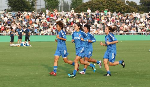 ＜なでしこジャパン・練習＞大勢のサポーターが見つめる前で練習する（左から）田中、沢、大野、丸山