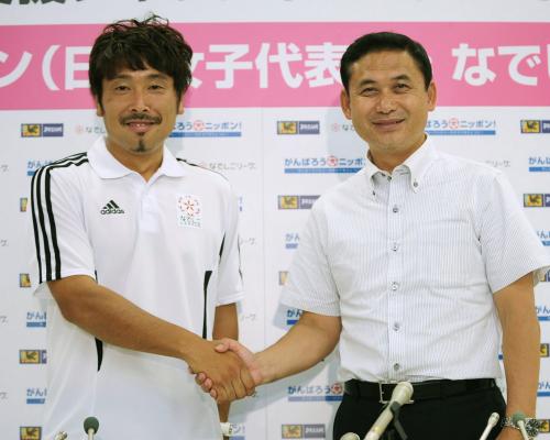 慈善試合を前に握手する、日本代表の佐々木監督（右）となでしこリーグ選抜の星川監督