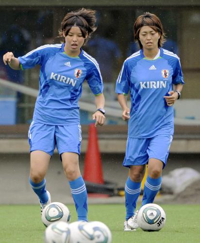 ロンドン五輪アジア最終予選に向け、合宿に合流したサッカー女子日本代表の熊谷（左）と安藤