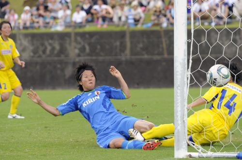 サッカー女子日本代表の合宿で行われた練習試合で、２点目のゴールを決める永里優