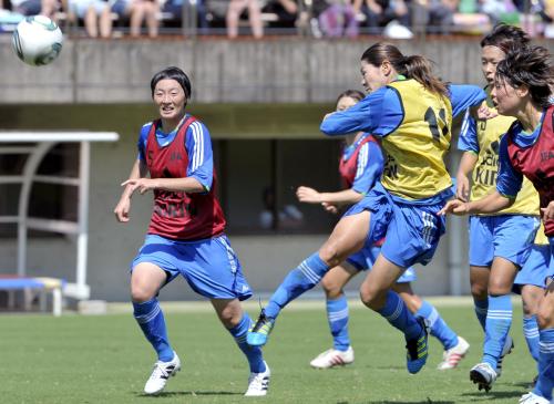 サッカー女子日本代表の合宿最終日、紅白戦でシュートを放つ沢（右から３人目）