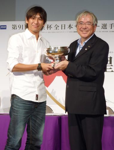 記者会見で天皇杯を手にする、鹿島の中田浩二（左）と日本サッカー協会の小倉純二会長