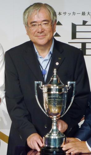 復元された銀製カップを手にする日本サッカー協会の小倉純二会長