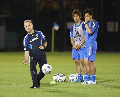 ＜日本代表・練習＞遠藤（右端）、阿部（同２人目）の前でパスを出すザッケローニ監督