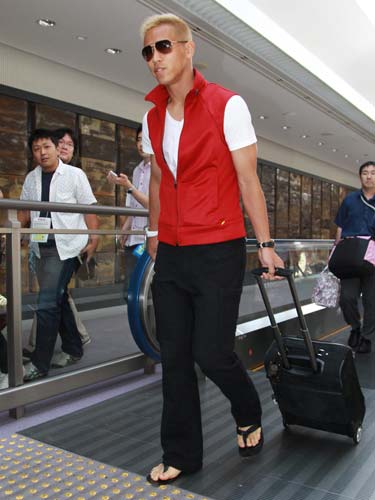 赤ベストにサングラスとラフな装いで成田空港に到着した本田