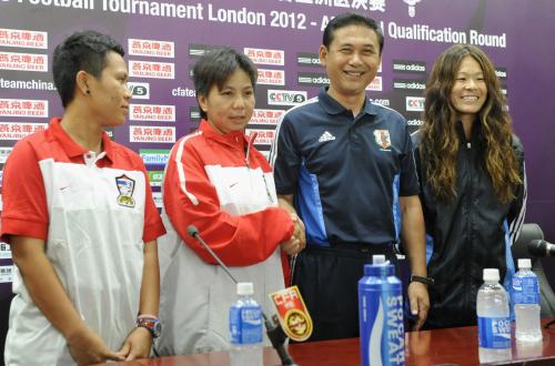 初戦を前に、記者会見でタイのチーム関係者と握手するサッカー女子日本代表の佐々木監督（右から２人目）。右端は沢