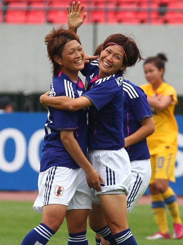 ＜日本・タイ＞後半、ゴールを決め笑顔を見せる川澄（右）（左は上尾野辺）